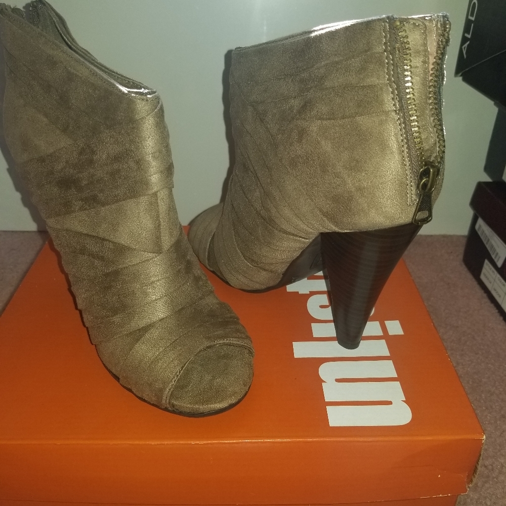 Peep toe Bootie